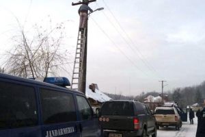 Jandarmii au picat pe capul hoţilor de curent