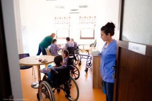 Copiii cu boli incurabile pictează pe tabletă