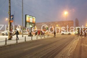 Trafic in conditii de iarna pe strazile si bulevardele din municipiul Constanta. Carosabilul este acoperit cu zapada (galerie foto-video)
