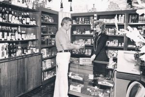 Magazinul cu de toate, de unde nu aveai voie să cumperi! Shop-ul, scurtă istorie