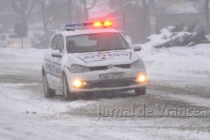 Microbuz cu călători, răsturnat între Domneşti şi Păuneşti