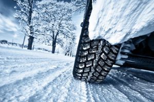 Harghita – Drumuri acoperite cu zăpadă şi circulaţia feroviară blocată