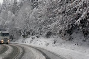 CNAIR: Situaţia drumurilor naţionale afectate de fenomenele meteorologice, joi dimineaţa. În Alba: DN 74, zona Zlatna şi Abrud, acoperite cu straturi de 1-3 cm de zăpadă