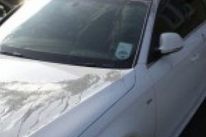 Un barbat a facut o criza de nervi si i-a improscat cu vopsea masina unui brailean