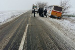 Un autobuz a ajuns in sant intre Mangalia si Negru Voda din cauza viscolului. Cum se intervine in zona 
