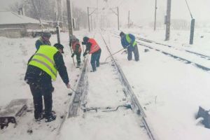 Circulatia pe calea ferata se desfasoara in conditii de iarna. In ce zone au fost probleme in cursul noptii