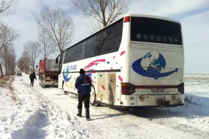 Autocar plin cu turişti moldoveni, rămas înzăpezit între Cudalbi şi Băleni