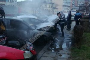 TÂRGOVIȘTE: Trei maşini au ars într-o parcare