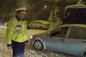Codul portocaliu de ninsoare şi viscol face ravagii. Mai multe drumuri au fost închise