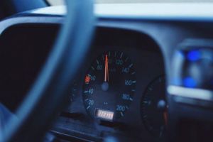 De ce vitezometrul arată alte valori faţă de viteza reală de deplasare