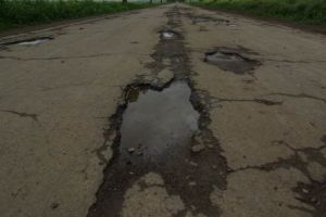 Cel mai RĂU drum judeţean (VIDEO). Unde se află şi ce spun cei care îşi RUP MAŞINILE pe el