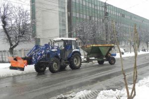 FOTO. Prima intervenţie a edililor din Cugir pentru eliminarea efectelor cauzate de căderile de zăpadă. Administraţia dispune de utilaje şi materiale antiderapante suficiente