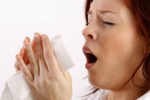 Nu încerca să opreşti un strănut! Iată ce poţi păţi