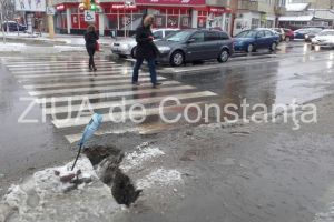 Atentie pietoni. Este o groapa la capat unei treceri de pietoni in Constanta la intersectia bulevardului Tomis cu strada Ion Ratiu (galerie foto)