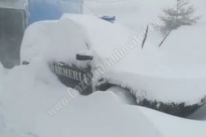 BUCEGI: Zăpada are doi metri în zonele viscolite şi vântul suflă cu 100km/oră (VIDEO)