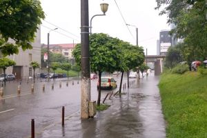 Ploaia le-a dat batai de cap pompierilor. Mai multe inundatii, in Timis