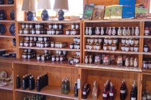 FOTO: La Centrul de informare turistică din Saschiz, bunătăţi exportate şi apreciate de Prinţul Charles