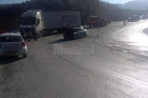 A intrat cu autoturismul în remorca unui tir, pe Mestecăniş