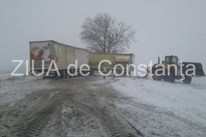 Imagini de la eveniment. Accident rutier intre Ciocarlia si Murfatlar. Doua tiruri si o autoutilitara implicate. Traficul este blocat (galerie foto)