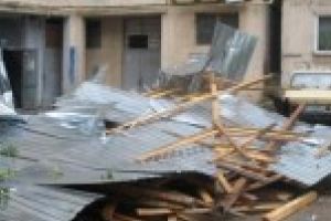 Acoperisul unui bloc de pe Soseaua Buzaului a fost luat de vant / La fata locului s-a deplasat un echipaj ISU