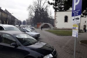 Grăbită să încaseze bani pentru parcări, Primăria Bistriţa a uitat de riveranii din zona centrală