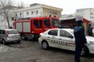 GALERIE FOTO: Acoperisul unui bloc de pe Soseaua Buzaului a fost luat de vant / La fata locului s-a deplasat un echipaj ISU