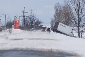 Maşini ieşite în decor din cauza furtunii