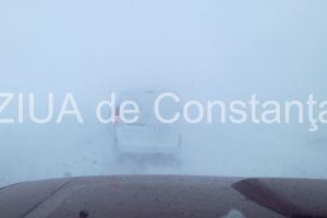 Trafic blocat pe drumul catre Cogealac. Mai multe masini prinse in coloana. Vizibilitatea este foarte scazuta