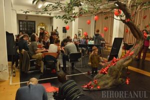 Conferinţă inedită: Jurnaliştii au făcut origami alături de dansatori, actori şi voluntari ai Teatrului Szigligeti pentru premiera 