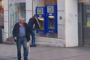 DEZASTRU pentru românii cu CREDITE la BĂNCI! Ce se întâmplă cu DOBÂNZILE