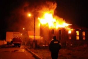 Incendiu PUTERNIC in Comarnic. Ard doua case