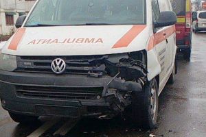 ULTIMĂ ORĂ: O ambulanţă care transporta un pacient în stare gravă, implicată într-un accident la Adjud