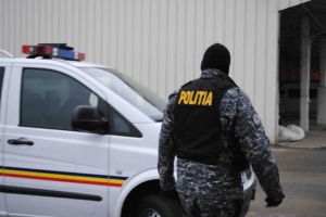 Hoti retinuti de politisti, dupa ce au furat sute de tone de carbune intr-un singur an