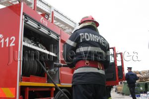 ULTIMĂ ORĂ: Mai multe bucăţi din acoperişul unui bloc au căzut pe maşinile parcate