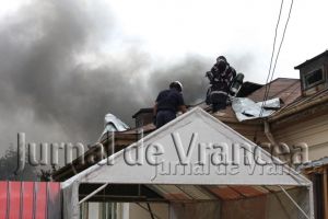 ULTIMĂ ORĂ: INCENDIU la acoperişul unei case din comuna Tătăranu