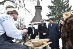 Premierul Japoniei a plecat de la Muzeul Satului cu un nai. POVESTEA UNEI FOTOGRAFII