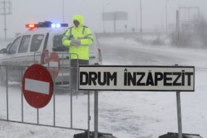 Coloană de 80 de TIR-uri la Azuga, unde un vehicul de mare tonaj a derapat şi trebuie ridicat. La Nistoreşti trec doar vehiculele sub 7,5 tone