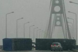 Accident pe podul nou de la Agigea. Un tir s-a rasturnat. Traficul este blocat pe ambele sensuri