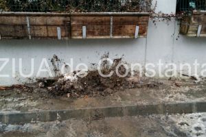 Jardinierele de la parcarea verde de la Spitalul Judetean Constanta cedeaza in fata vantului puternic. Au inceput sa cada pe trotuar