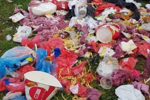 Vandali la KFC: Pubelele restaurantului din Decebal, distruse de oamenii străzii (FOTO)