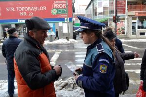 FOTO. 300 de localnici din Alba Iulia şi Teiuş au învăţat de la poliţişti cum să nu se lase înşelaţi de infractori