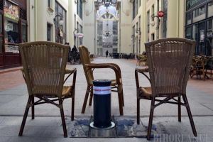 Accesul auto în Pasajul Vulturul Negru a fost restricţionat cu stâlpi telescopici (FOTO)