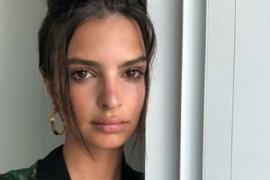 Femeia cu CEI MAI FRUMOȘI SÂNI din LUME a COMIS-O! Apariţia ȘOCANTĂ a lui Emily Ratajkowski - Galerie Foto 