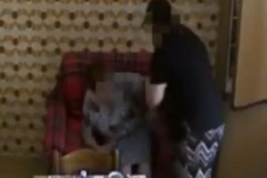 ODIOS! Ce îi făcea o româncă unei bătrâne din Italia, de care trebuia să aibă grijă! Camerele video au surprins MOMENTELE GROAZEI