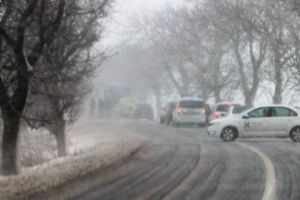 România, PARALIZATĂ din cauza condiţiilor METEO. ZECI de DRUMURI NAȚIONALE şi JUDEȚENE, ÎNCHISE sau RESTRICȚIONATE