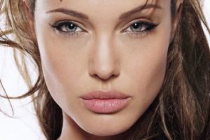 Angelina JOLIE vs. Jennifer ANISTON, confruntarea care contează. Cine a reuşit să decidă care actriţă sărută mai bine