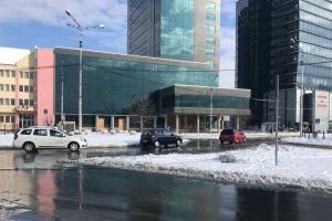 FOTO – Cabluri doborâte în giratoriu la Sala Transilvania. Stau atârnate de mai bine de o zi