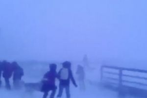 Situaţie DEZASTRUOASĂ din cauza vremii: Peste 30 de ȘCOLI se închid VINERI