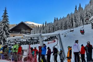 Distracţie pe pârtie. „Carnavalul Zăpezii” la Straja şi „Ziua Mondială a Zăpezii” în Parâng