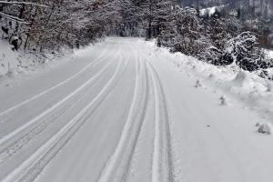 Iarna, mai puternică decât firmele de deszăpezire. Ninsorile abundente de miercuri după-amiază au izolat mai multe sate din judeţ.